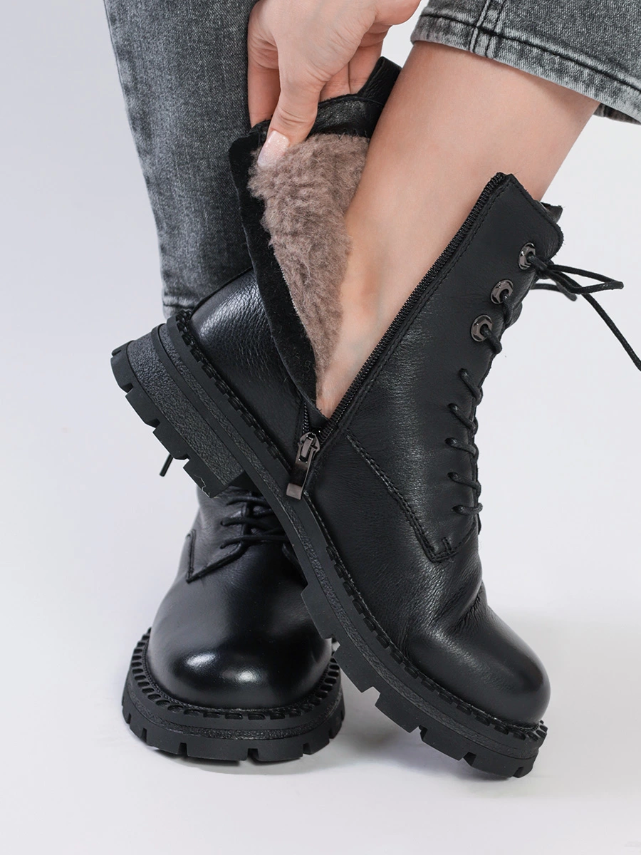Ботинки-дерби черного цвета на низком каблуке